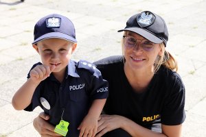 dziecko i policjantka