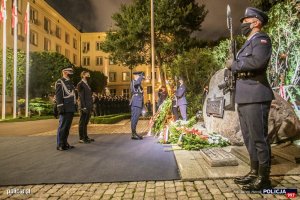 Komendant Główny Policji składa wieniec przed obeliskiem upamiętniającym pomordowanym na Wschodzie