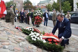 Jan Józef Kasprzyk szef Urzędu do Spraw Kombatantów i Osób Represjonowanych składa wieniec przed Pomnikiem Poległym i Pomordowanym na Wschodzie