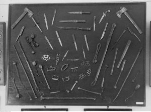 Eksponaty - narzędzia przestępcze domowego wyrobu - m.in. kastety, pałki, noże i siekiery