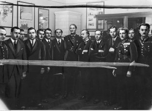 Grupa uczestników otwarcia muzeum z inspektorem Kaufmanem - stoi w środku