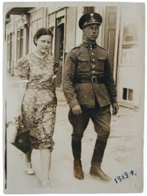 - To zdjęcie zrobiono nam niemal zaraz po przyjeździe do Kamionki Strumilowej w 1939 r. - mówi Henryka Milewska z d. Drobik, córka przedwojennego policjanta