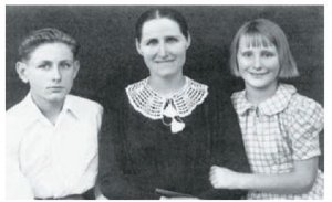 Emilia Gabiniewicz z synem Tadeuszem i córką Marysią w Afryce w Bawana M Kubawa, 30 listopada 1944 r.