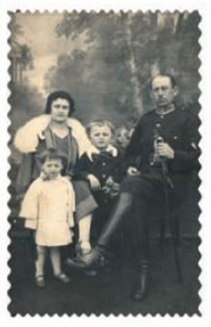Rodzina Suchanów w komplecie w Mystkowie w 1928 r. Antoni z żoną Feliksą oraz dziećmi - Leonardem - w środku - i Ireną