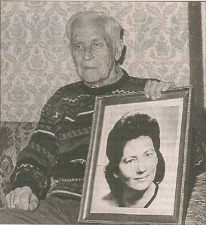 Kazimierz Grabowski z fotografią ukochanej, nieżyjacej już żony