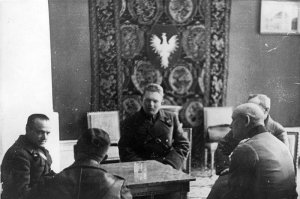 Konferencja oficerów Wehrmachtu i Armii Czerwonej w Polsce. Fot. Wikimedia Commons