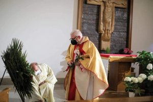 Księża składają kwiaty w kaplicy katyńskiej