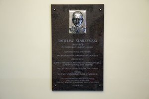 Tablica pamiątkowa poświęcona Tadeuszowi Starzyńskiemu umieszczona na budynku Komendy Wojewódzkiej Policji w Szczecinie