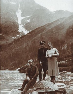 Zakopane, Morskie Oko, 1938 rok, Roman Gromadziński, w mundurze, z rodzicami - Ignacym i Elżbieta. Ojciec i syn widzieli się wtedy po raz ostatni