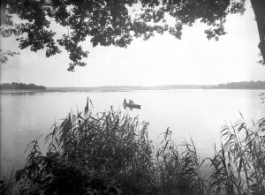 Jezioro i łódka w nierozpoznanej miejscowości - fotografia z archiwum  NAC
