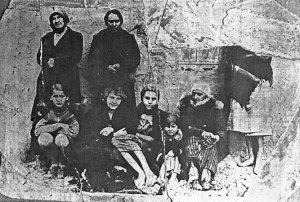 Bogumiła Zdankiewicz siedzi druga z lewej, wywieziona wraz z matką 13 kwietnia 1940 roku