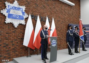 Przemawia gen. insp. dr Jarosław Szymczyk Komendant Główny Policji, po prawej stronie stoi poczet sztandarowy