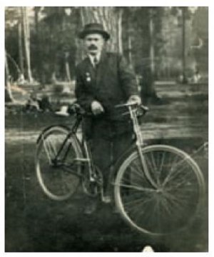 Piotr Rogowski, teść Wincentego z rowerem, który podarował po służbie zięciowi. Wincenty Konon wykorzystywał bicykl cały czas w słuzbie. W 1939 roku podczas internowania odebrali mu go bolszewicy