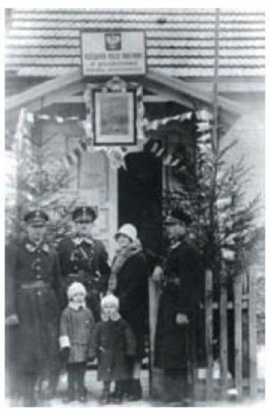 Wincenty Konon ze współpracownikami z posterunku w Druskiennikach w 1929 roku. Ten najmniejszy człowiek to wspominający dziś ojca Tadeusz Konon - wtedy w wieku 3 lat