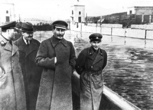 Nikołaj Jeżow (w latach 1936-1938 ludowy komisarz spraw wewnętrznych ZSRS; pierwszy od prawej) i Józef Stalin na spacerze