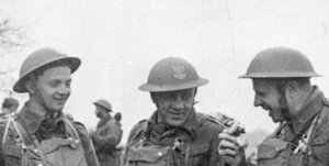 Por. Bolesław Kontrym (w środku) podczas szkolenia spadochronowego. Anglia 1941-42