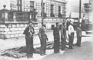 Polscy zakładnicy na chwilę przed egzekucją. Stary Rynek w Bydgoszczy. 9 września 1939 r.