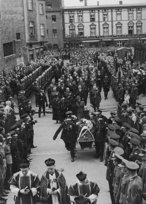 Uroczystości pogrzebowe w Katowicach posterunkowego policji śląskiej Wiktora Szwagla zamordowanego przez dywersanta niemieckiego