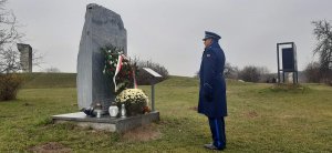 Dyrektor BEH-MP KGP oddaje honory przed pomnikiem poświęconym pamięci pomordowanych na terenie KL Plaszow
