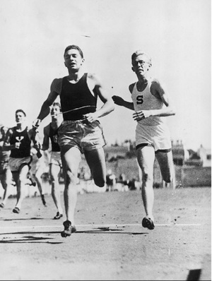 Biegi krótkie - bieg na 400 m. Widoczni m.in. reprezentanci USA zdobywca złotego medalu, lekkoatleta Bill Carr (2. z prawej) i zdobywca srebrnego medalu Ben Eastman (1. z prawej)