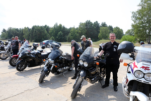 grupa motocykli i kapelan policji