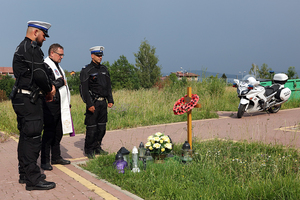 policjanci i kapelan przed grobem Arkadiusza Tarnawskiego