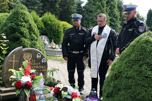 policjanci i kapelan przed grobem podinspektora Bogdana Laskowskiego