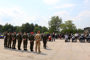 motocykliści i organizatorzy na placu