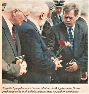 Minister Janik i gubernator Płatow przekazują sobie znak pokoju podczas mszy na polskim cmentarzu