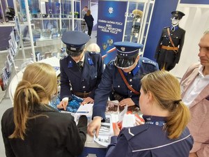 Policjanci w przedwojennych mundurach przedstawiają materiały biura edukacji historycznej