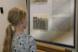 dziewczynka ogląda zdjęcie policji państwowej