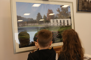 dzieci oglądają zdjęcie cmentarza