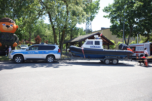samochód policyjny z łodzią