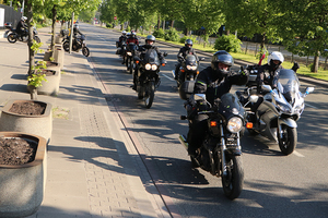 motocykliście jadą ulicą puławską