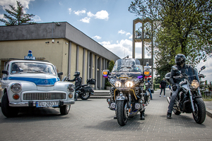 motocykliści i stary radiowóz milicji
