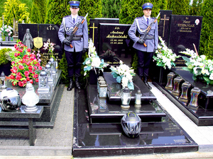 warta policyjna przy grobie Andrzeja Łukasińskiego