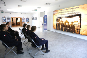 uczniowie oglądają film „Policja Państwowa we wschodnich okręgach II RP”