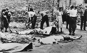 grzebanie ofiar niemieckiego ostrzału na ulicy Wreckiej