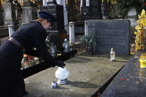 policjantka zapal znicz na grobie Grabowskiej