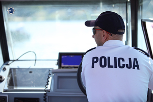 policjant w kabinie łodzi