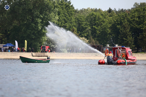 straż pożarna podczas gaszenia łódki