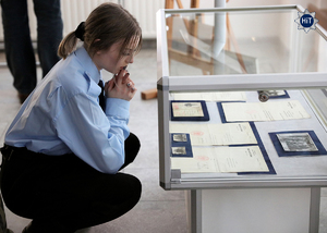 uczennica klasy mundurowej ogląda wystawę w wydziale edukacji historycznej komendy głównej policji