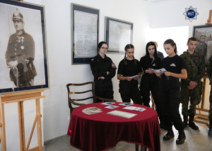 uczennice szkół mundurowych podczas zwiedzania muzeum policji