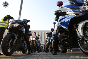 Rzędy motocykli gotowych do startu z Pl. Piłsudskiego w Warszawie.