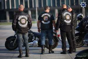 Trzech motocyklistów stoi przy motocyklach. Na ich motocyklowych kurtkach widnieje napis: ”Right Rides oraz nazwa miejscowości skąd pochodzą”.