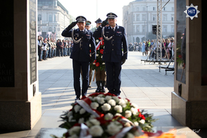 Funkcjonariusze Policji w mundurach reprezentacyjnych składają wieńce przy pomniku Nieznanego Żołnierza w Warszawie.