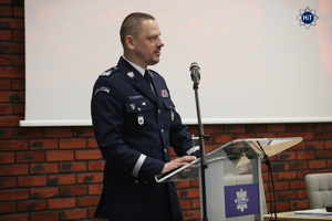 Komendant Główny Policji gen. Marek Boroń przemawia z mównicy do gości zaproszonych na konferencję.