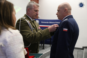 Płk. Artur Frączek przypina insp. Robertowi Horoszowi odznaczenie. „Pro Patria”.