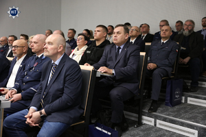 Widok na salę, w której siedzą uczestnicy konferencji.