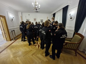 Uczniowie klasy mundurowej znajdują się w zrekonstruowanym gabinecie Komendanta Policji Państwowej.